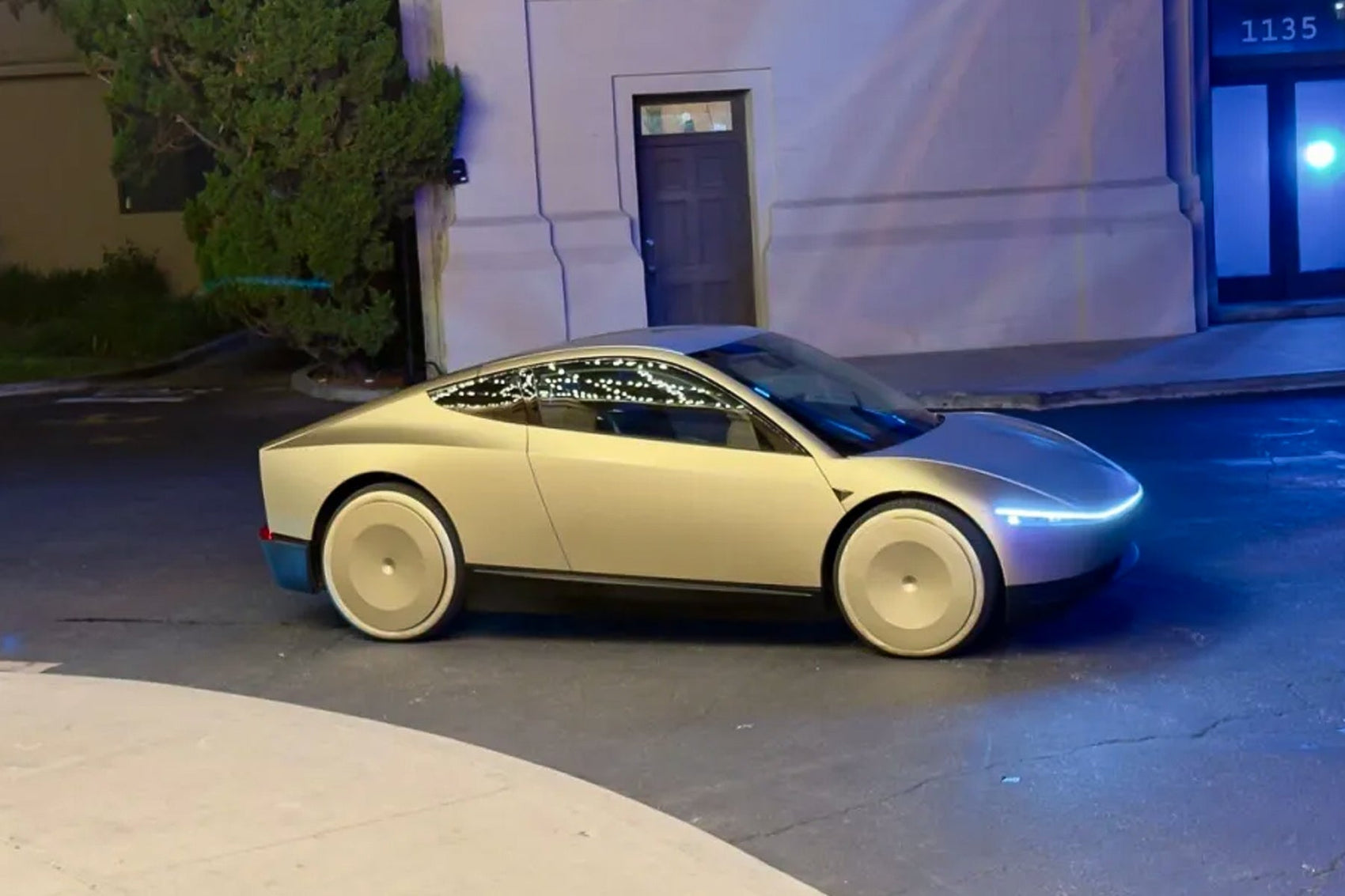 Tesla Shocker: Cybercab Might Launch with Steering Wheel After All？