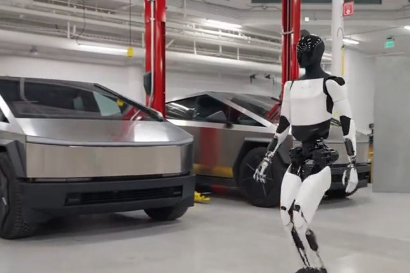 Elon Musk Dismisses Claim of 10,000 Tesla Optimus Robot Deal